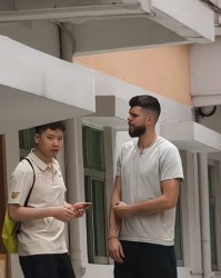 皇冠体育-速度够快！拉科塞维奇已到广东基地，神情轻松，可出战收官战！