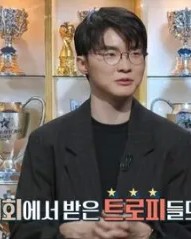 皇冠体育官方网站-Faker：家人们喜欢奖杯，但更喜欢家里的青龙勋章