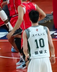 皇冠体育官方入口-郭昊文是真带不动同曦！连突带投轰30分，全场扛着前进，队友太菜